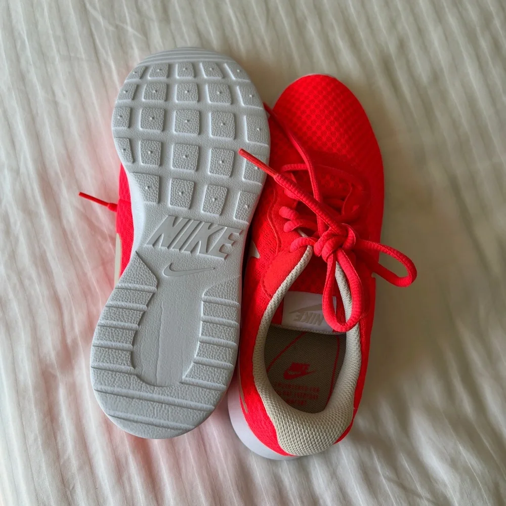 Nike running sneakers. NEW women size 6 - Picture 4 of 4
